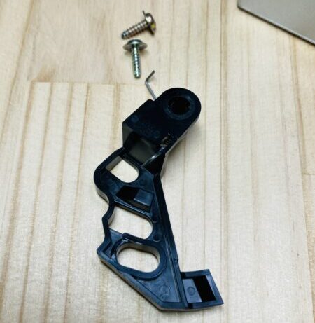 外したスライドロックとバネ