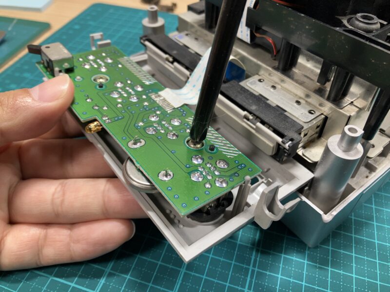 2本のねじの取り外し